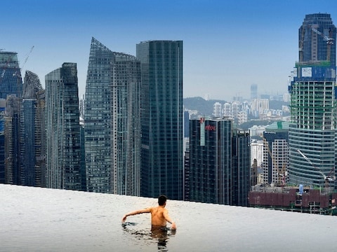 Zwemmen op het dak van de wereld, zo lijkt het wel in Sinagpore, meer bepaald in het marina Bay Sands hotel