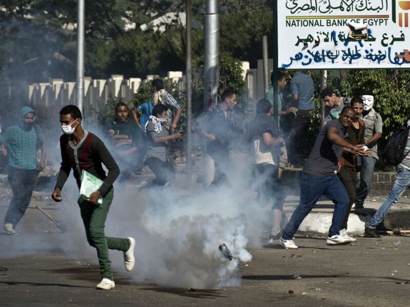 Egyptische studenten vluchten voor traangas in Caïro.