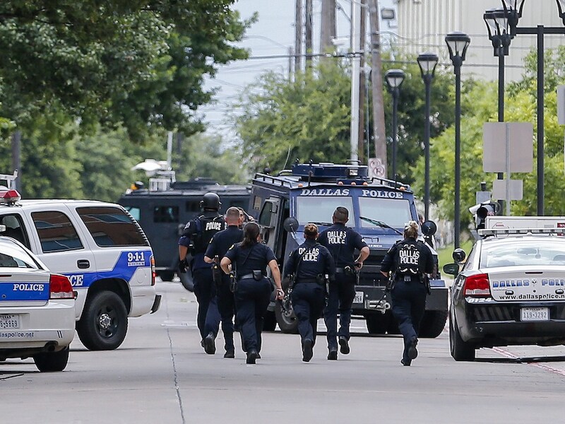 De politie van Dallas in actie nadat het politiekantoor anoniem bedreigd werd.
