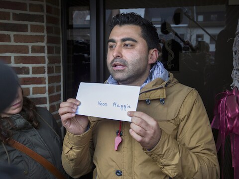 Woordvoerder Samir Hamrad met een vliegtuigticket naar Kaboel voor Maggie de Block.