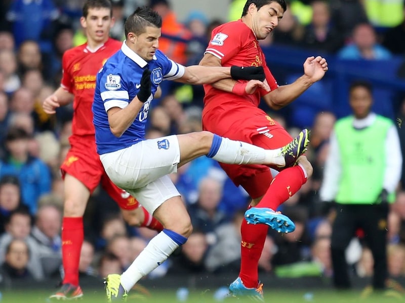 Mirallas raakte Suarez vol op de knie, maar kreeg slechts geel.
