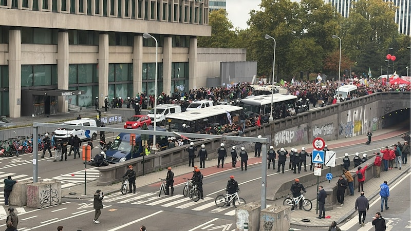 De confrontatie tussen gemaskerde betogers en de politie vond plaats aan een gebouw met kantoren van de Dienst Vreemdelingenzaken.
