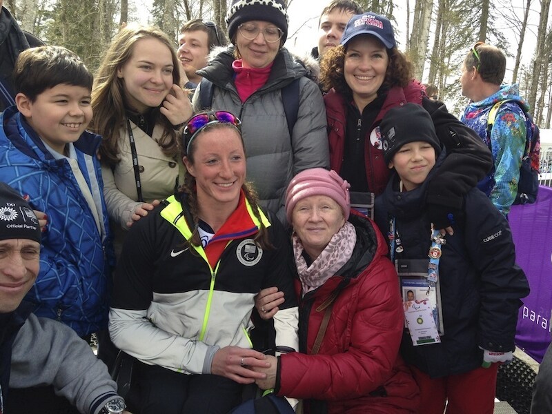 Tatyana McFadden poseert met haar familie. Rechts naast haar moeder Nina.