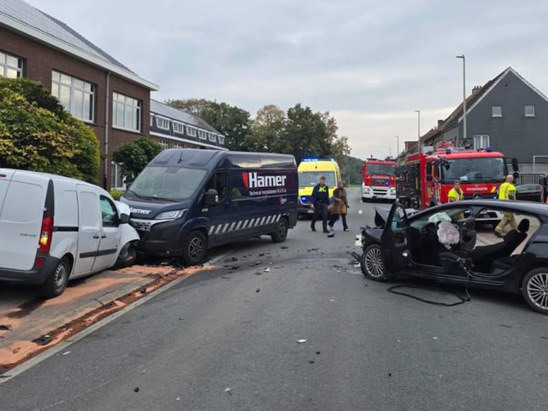 Bij de frontale botsing vielen in totaal drie gewonden.