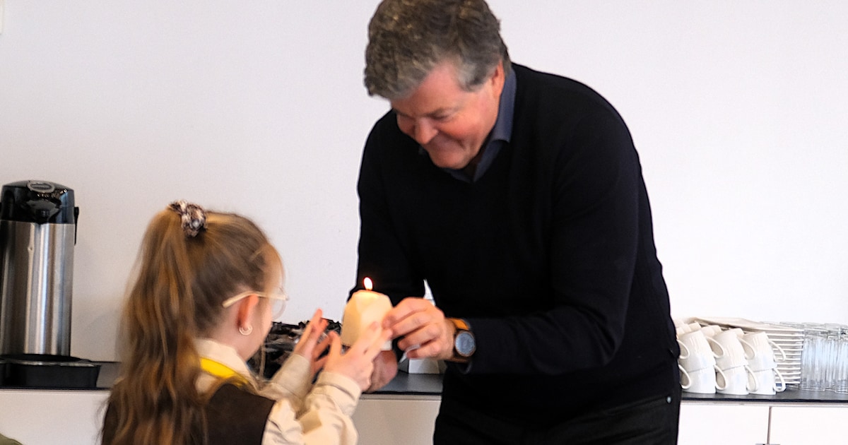 Oekraïense scouts schenken burgemeester Bethlehem het vuur van de vrede: “Ze hebben die kenmerkende 