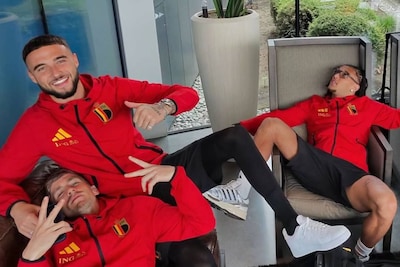 Debast chillt nog even met Saelemaekers en Moreira - Volg hi