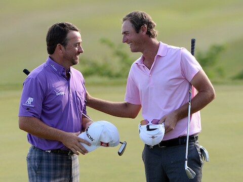 Nicolas Colsaerts feliciteert Graeme McDowell, die vorig jaar nog moest buigen in de finale.