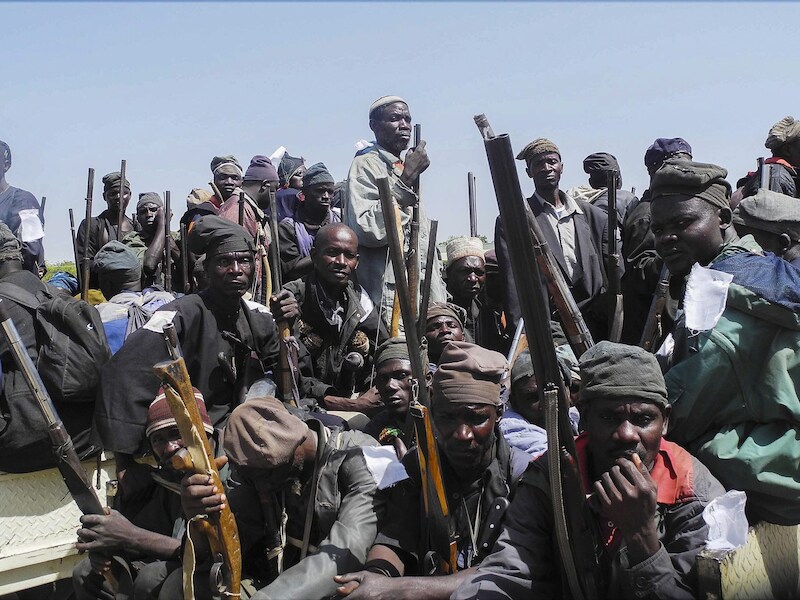 Een groep traditionele Nigeriaanse jagers op weg naar de militanten van Boko Haram in Mubi.