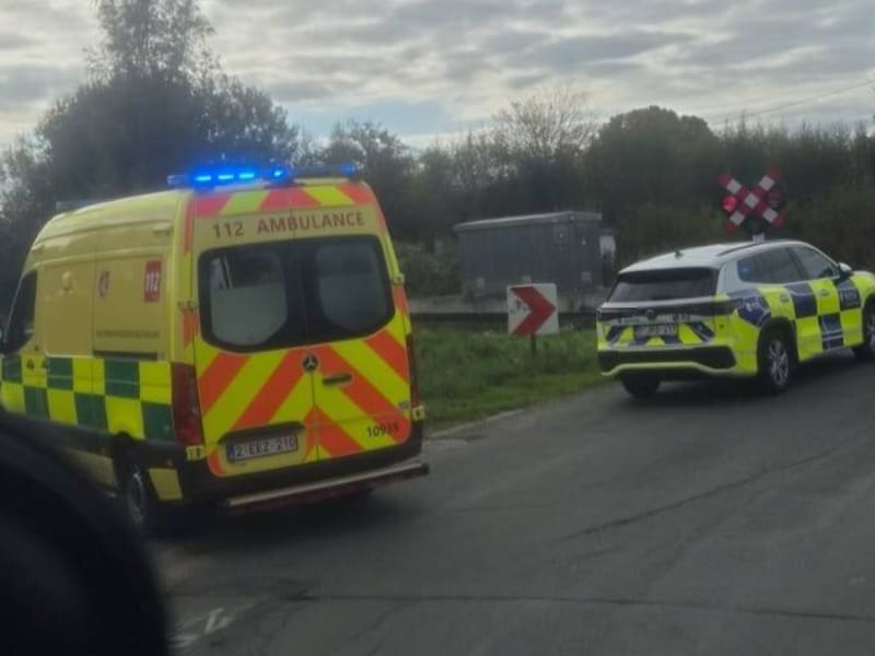 De politie en een ambulance kwamen ter plaatse voor een ongeval op een overweg in Sleidinge.