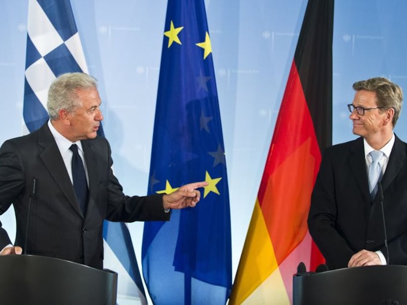 Duits minister van Buitenlandse Zaken Guido Westerwelle (rechts) en zijn Griekse collega Dimitris Avramopoulos op een personferentie in Berlijn aan de vooravond van de gesprekken tussen Merkel en Samaras.