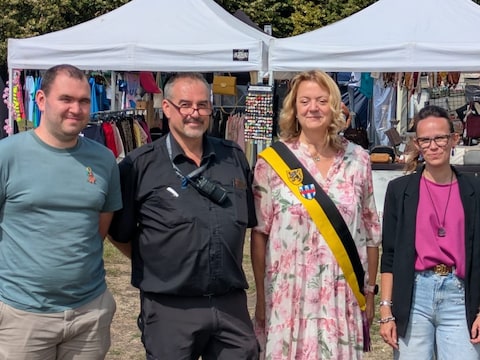 Het bestuur van de middenstandsraad en de schepen, met van links naar rechts: Duane Fruhschulz, ondervoorzitter, Wim Van den Brande, penningmeester, schepen Rita Goossens en Gemma Van den Berg, voorzitter.