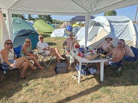 De vriendengroep van Jelle (30) en Tanja (50) maken het gezellig op de camping.