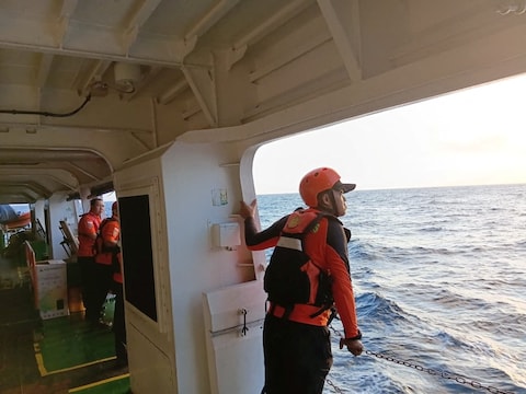 Redders op zoek naar vermisten na de schipbreuk van de boot in Zuid-Sulawesi, Indonesië.