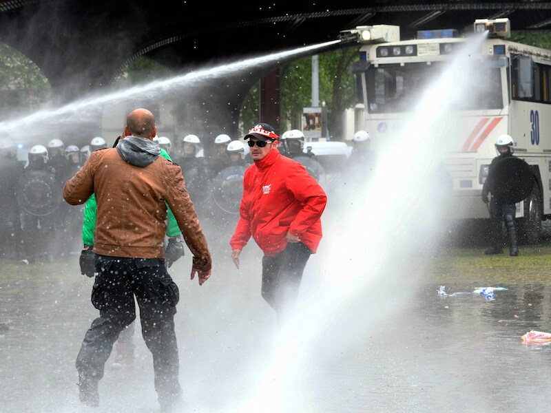 De politie pareerde met waterkanon en traangas.
