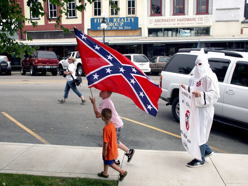Een lid van de Ku Klux Klan demonstreert met de zuiderse vlag in de staat Tennessee. Foto uit 2009.