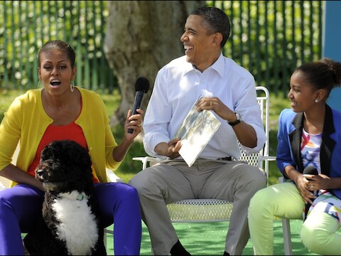Michelle, Barack en Sasha Obama vieren Pasen in de tuin van het Witte Huis.