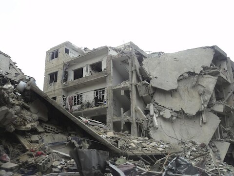 In Douma richtte een aanval door een gevechtsvliegtuig van het Syrische leger veel schade aan.