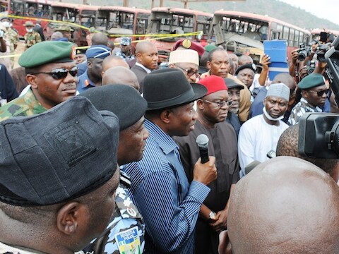 De Nigeriaanse president Goodluck Jonathan spreekt op de plek waar 71 mensen omkwamen bij een bomaanslag eerder deze maand.