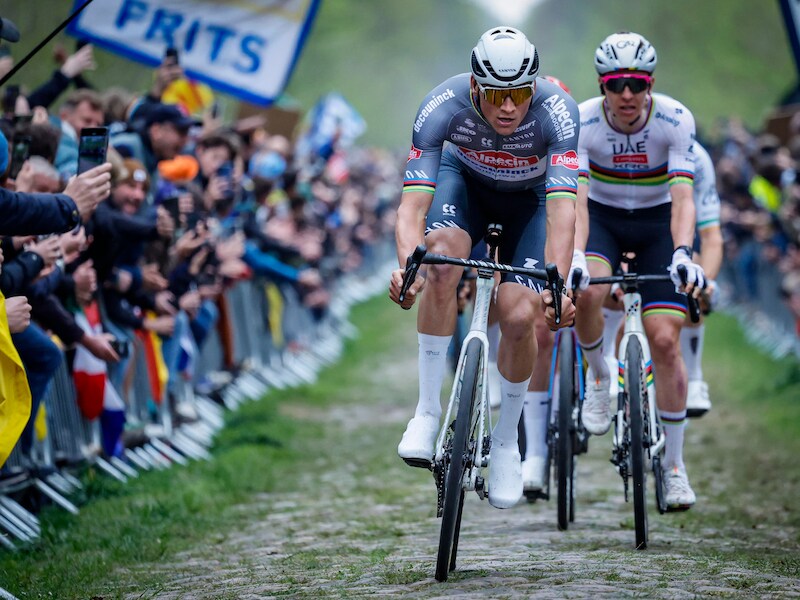 Het parcours, de wegwijzer die toont waar de koers wanneer passeert en een titanenstrijd: alles wat u moet weten over Parijs-Roubaix
