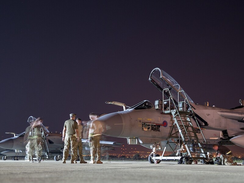 Brits militair vliegtuig met hulpgoederen.