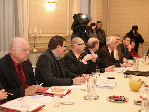 De sociale partners aan tafel.