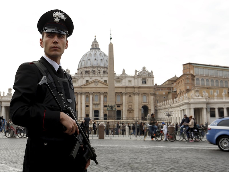 Een agent houdt de wacht aan de Sint-Pietersbasiliek in Rome.