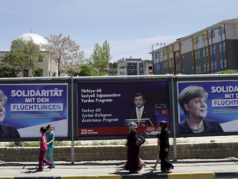 Affiches van Merkel en de Turkse premier Davutoglu in de stad Gaziantep, dat grenst aan door IS bezette delen van Syrië.