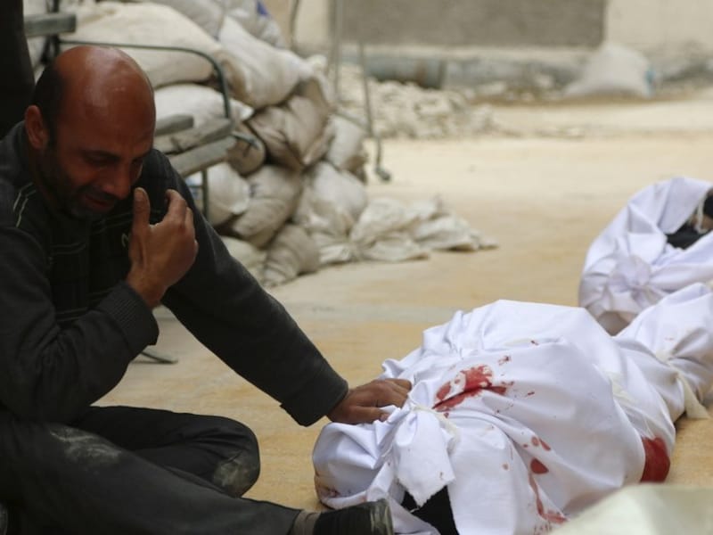 Slachtoffer van het bombardement met bomvaten in de Noord-Syrische stad Aleppo.