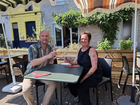 Tim Haven en Dorien Houben op het terras van Bassin