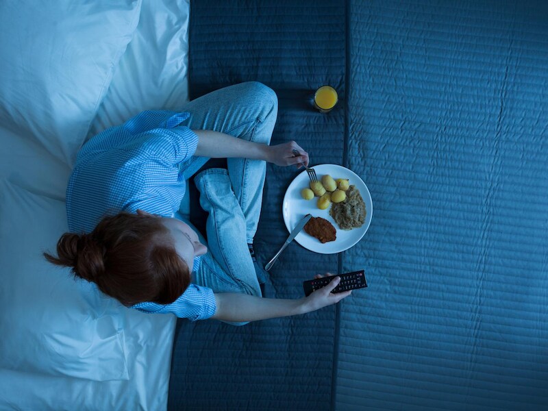 Samengevat? Als je laat eet, ga je slapen terwijl je lichaam nog in alarmtoestand is. Daardoor zakt je bloeddruk onvoldoende tijdens de nacht en neemt je risico op een hartaanval toe.