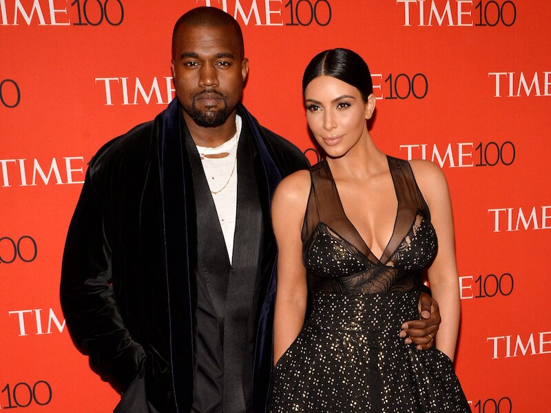 De Amerikaasne rapper Kanye West en zijn vrouw Kim Kardashian voor zijn inzinking.
