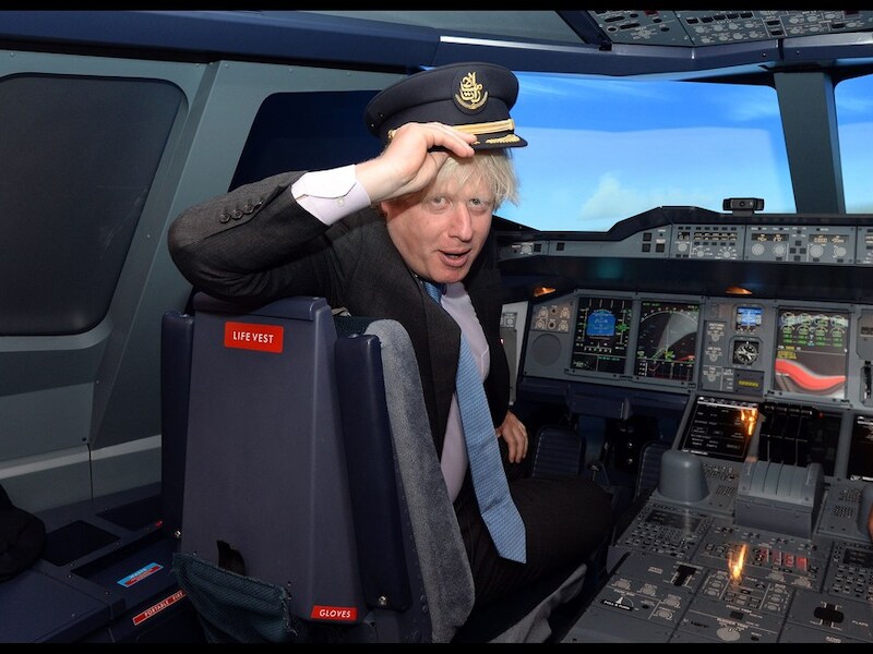 Boris Johnson in een vluchtsimulator.