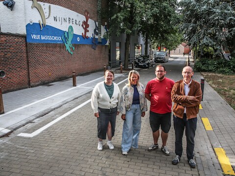  Schooldirecteur Elien Tant, schepenen Lobke Maes en Stijn Tant  en burgemeester Jan Seynhaeve aan het nieuw aangelegd voetpad. 