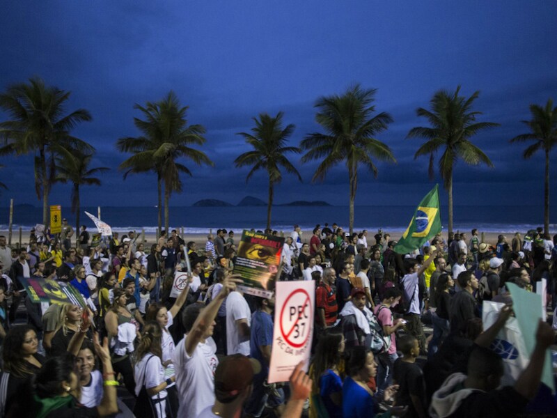 De optocht zondag in Rio de Janeiro naar de ambtswoning van gouverneur Sergio Cabral.
