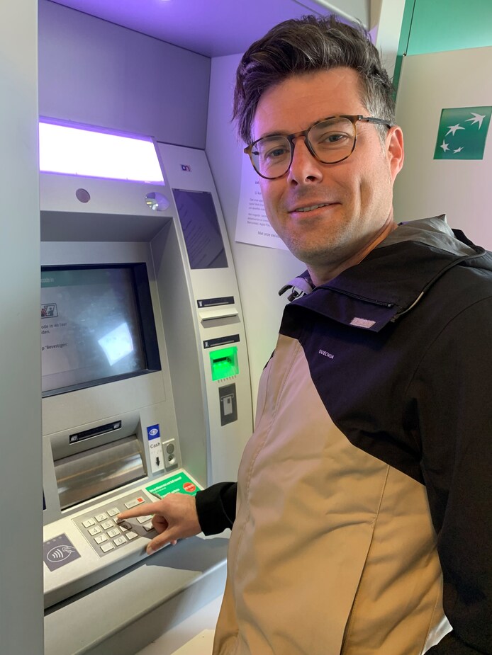 Nog steeds geen geldautomaat in Zelzate-West, en dus trekken inwoners ...