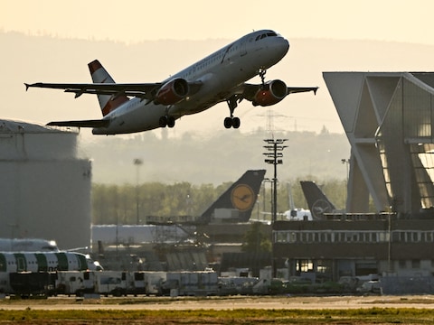 Een vliegtuig stijgt op bij de luchthaven van Frankfurt. Archiefbeeld.