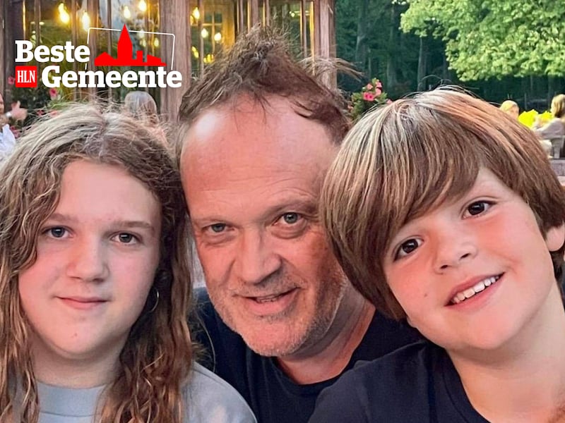Steven Kolacny met kinderen Marta en Toon in ’t Wit Toreke in Aarschot, een van zijn vaste adresjes in de stad.