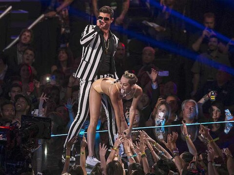 Miley Cyrus en Robin Thicke bij de 2013 MTV Video Music Awards.