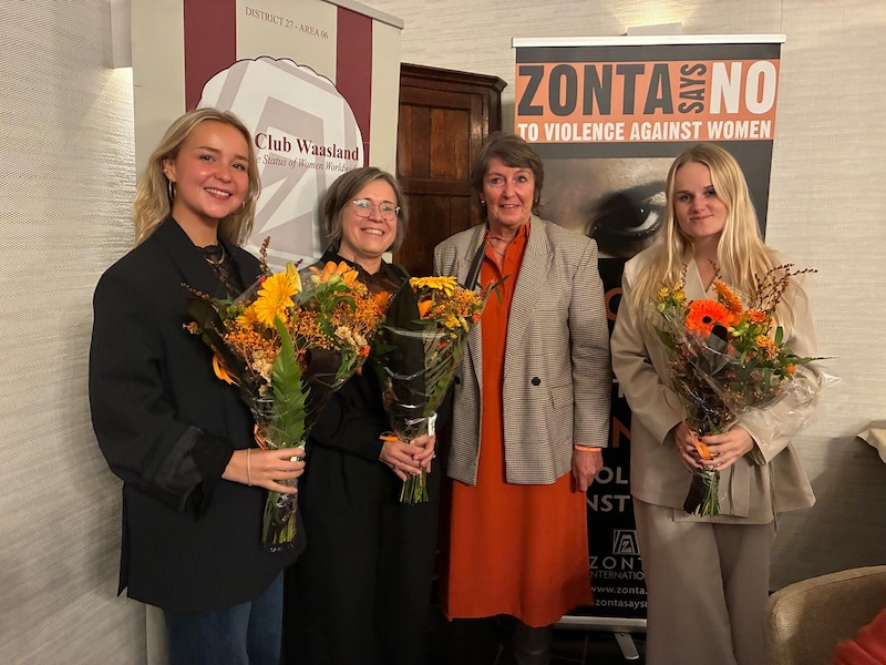 Strafpleiters Manon Cop en Emma Martin en professor Kasia Uzieblo samen met Martine Baetslé van Zonta Club Waasland