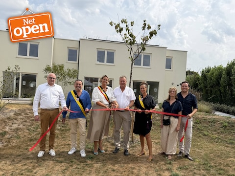 Het vakantiepark De Strandloper is officieel geopend. Van links naar rechts: Filip Vergracht (Yess Vastgoed), schepen Steven Buyse, burgemeester Kelly Spillier, Johan Jacxsens (Projectontwikkeling Jacxsens), schepen Magali Vanhaeren, Matthias Maelfeyt (Astrid Immobilia) en Eva Depuydt (Astrid Immobilia).