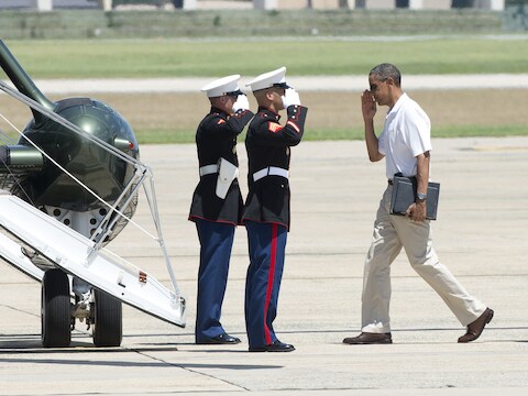President Obama groet de mariniers voor hij op weg gaat naar Camp Springs in Maryland.