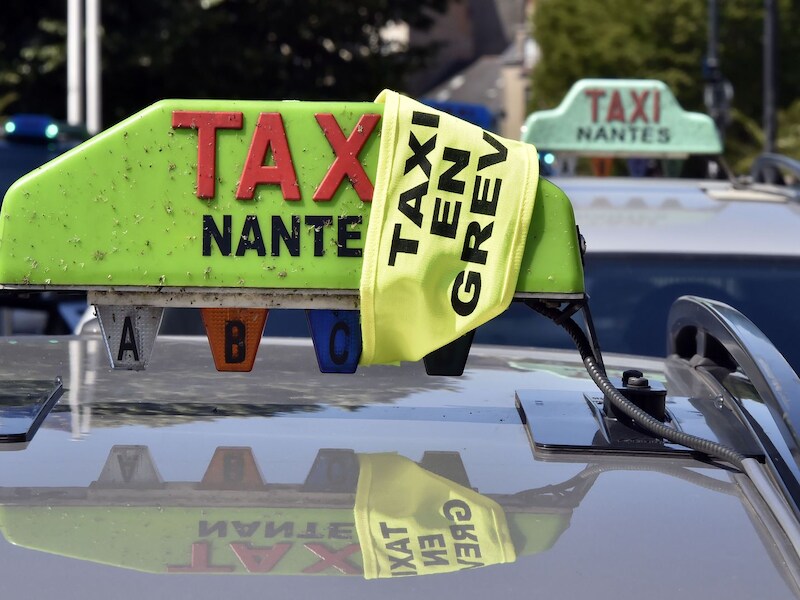 Taxichauffeurs in Nantes blokkeerden vandaag tijdens een staking de toegang tot een hotel waar geïnteresseerde Uber-chauffeurs zich konden aanmelden.