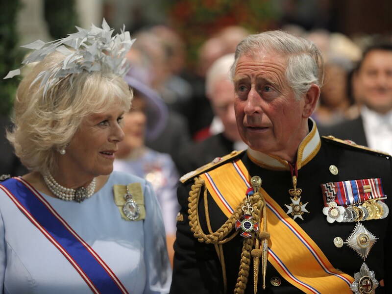 Prins Charles en zijn echtgenote Camila bij de inhuldiging van Willem-Alexander.