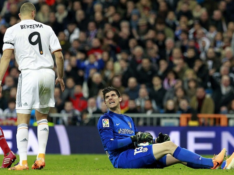 Thibaut Courtois, hier met een pijnlijke grimas tijdens de bekermatch op Real, bleef met een blessure aan de onderrug aan de kant.