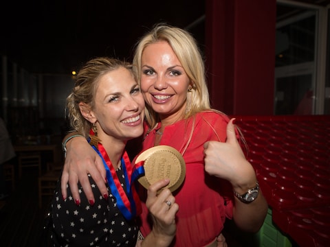 Tanje Dexters en vriendin Lesley-Ann Poppe voetballen in de Meneer Konijn Cup.