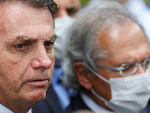 De Braziliaanse economieminister Paulo Guedes (met mondkapje) naast president Jair Bolsonaro.