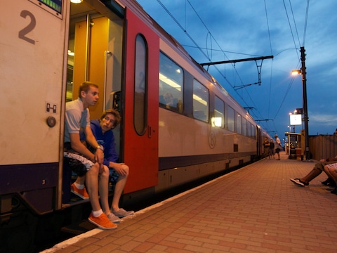 Technische problemen in Oostkamp leidde op maandag 27 juni vorig jaar tot een massale panne die duizenden reizigers trof.