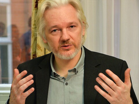 Het Zweedse Openbaar Ministerie gaat WikiLeaks-oprichter Julian Assange in Londen verhoren.