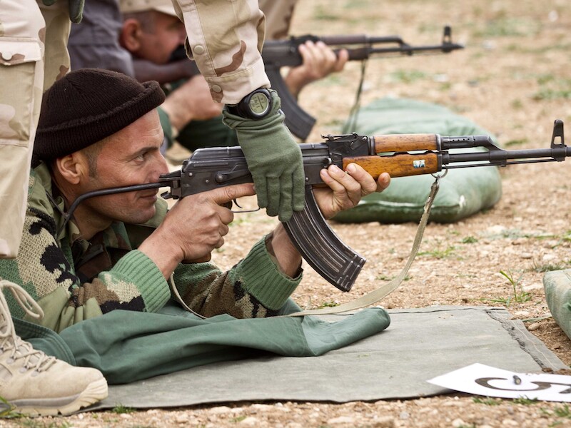 Een Koerdische peshmergastrijder tijdens een training in Erbil.