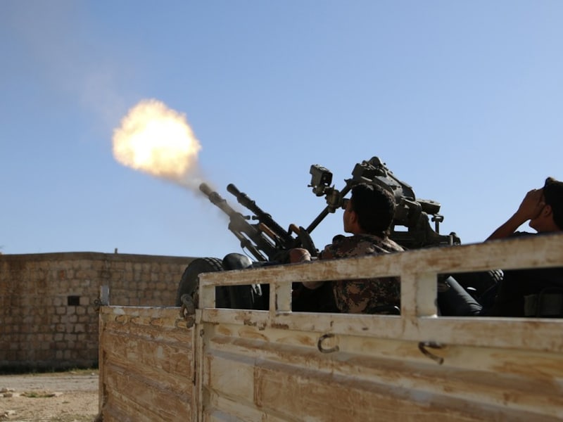 Syrische rebellen vuren luchtafweer af op een helikopter van het regime.